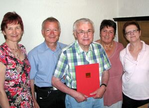 Heinz Würthner in der Bildmitte mit Urkunde